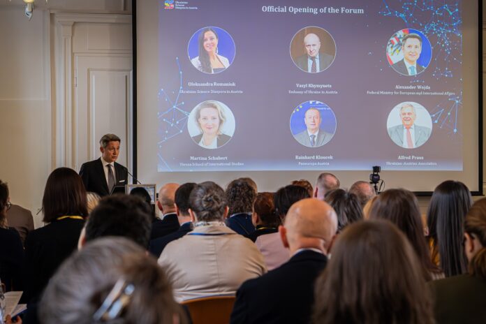 Auf dem Foto begrüßt Abteilungsleiter Alexander Wojda die Teilnehmenden im Namen des Ukraine Office Austria und des Österreichischen Außenministeriums