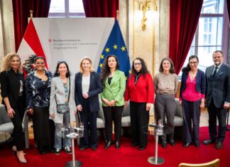 Internationaler Frauentag 2026 / Podcast wissensArt Das Bild zeigt die Teilnehmerinnen der Diskussion mit Bundesministerin Beate Meinl-Reisinger, Staatssekretär Sepp Schellhorn sowie Sektionsleiterin Regina Rusz.