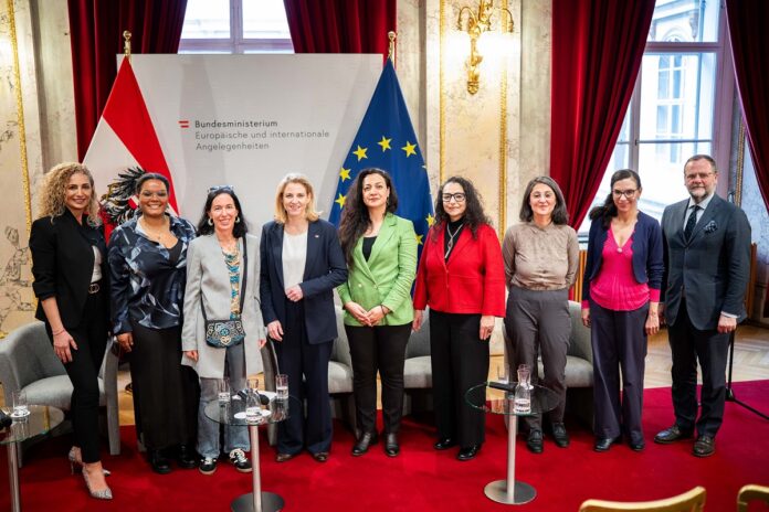 BMEIA/ Michael Gruber Das Bild zeigt die Teilnehmerinnen der Diskussion mit Bundesministerin Beate Meinl-Reisinger, Staatssekretär Sepp Schellhorn sowie Sektionsleiterin Regina Rusz.