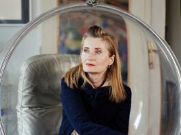 Internationale Jelinek Tage / Veranstaltungen Man sieht Elfriede Jelinek, sie sitzt in einem durchsichtigen Schwingsessel und blickt in die Ferne. elfriede jelinek in ihrem haus 1140 wien bubble chair von aarnio eero