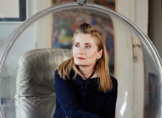 Internationale Jelinek Tage / Veranstaltungen Man sieht Elfriede Jelinek, sie sitzt in einem durchsichtigen Schwingsessel und blickt in die Ferne. elfriede jelinek in ihrem haus 1140 wien bubble chair von aarnio eero