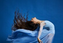 Ballett-Galakonzert „Kunst für das Leben“ / Kulturforum Bratislava Imagefoto zur Veranstaltung - man sieht eine tanzende Frau in blauem Kleid