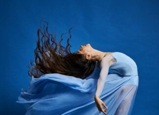 Ballett-Galakonzert „Kunst für das Leben“ / Kulturforum Bratislava Imagefoto zur Veranstaltung - man sieht eine tanzende Frau in blauem Kleid