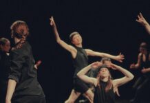 Performance / Kulturforum Budapest Das Bild zeigt Tänzerinnen und Tänzer während einer Probe, schwarz gekleidet