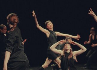 Performance / Kulturforum Budapest Das Bild zeigt Tänzerinnen und Tänzer während einer Probe, schwarz gekleidet