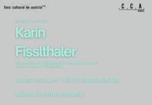 Karin Fisslthaler auf Mallorca / Kulturforum Madrid Das Bild zeigt eine Person, die sich vor einem Werk von Karin Fisslthaler bewegt.