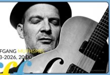 Gitarrenkonzert Wolfgang Muthspiel / Kulturforum Mailand Das Bild zeigt ein schwarz-weißes Porträt von Wolfgang Muthspiel mit geschlossenen Augen und einer Gitarre. Links stehen sein Name sowie das Datum des Konzertes (27-03-2026, 20:00), rechts vertikal der Schriftzug „Festival Dolomites“ auf blauem Hintergrund.
