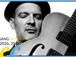 Gitarrenkonzert Wolfgang Muthspiel / Kulturforum Mailand Das Bild zeigt ein schwarz-weißes Porträt von Wolfgang Muthspiel mit geschlossenen Augen und einer Gitarre. Links stehen sein Name sowie das Datum des Konzertes (27-03-2026, 20:00), rechts vertikal der Schriftzug „Festival Dolomites“ auf blauem Hintergrund.