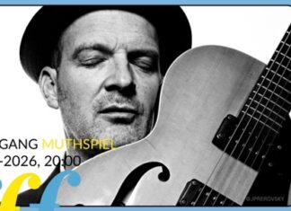 Gitarrenkonzert Wolfgang Muthspiel / Kulturforum Mailand Das Bild zeigt ein schwarz-weißes Porträt von Wolfgang Muthspiel mit geschlossenen Augen und einer Gitarre. Links stehen sein Name sowie das Datum des Konzertes (27-03-2026, 20:00), rechts vertikal der Schriftzug „Festival Dolomites“ auf blauem Hintergrund.