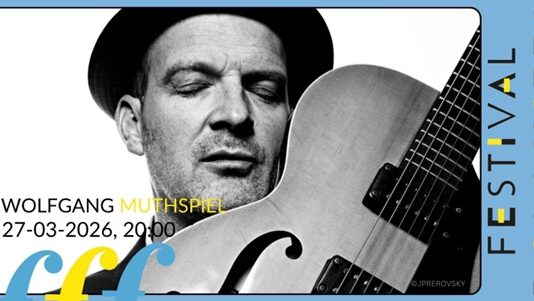 Gitarrenkonzert Wolfgang Muthspiel / Kulturforum Mailand Das Bild zeigt ein schwarz-weißes Porträt von Wolfgang Muthspiel mit geschlossenen Augen und einer Gitarre. Links stehen sein Name sowie das Datum des Konzertes (27-03-2026, 20:00), rechts vertikal der Schriftzug „Festival Dolomites“ auf blauem Hintergrund.