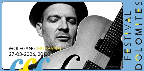 Das Bild zeigt ein schwarz-weißes Porträt von Wolfgang Muthspiel mit geschlossenen Augen und einer Gitarre. Links stehen sein Name sowie das Datum des Konzertes (27-03-2026, 20:00), rechts vertikal der Schriftzug „Festival Dolomites“ auf blauem Hintergrund.