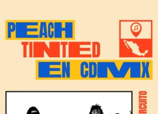 peach tinted / Kulturforum Mexiko Das Bild zeigt den Flyer des Konzerts, der zwei junge Männer auf einer Landstrasse vor einem Auto stehend zeigt, sowie die Konzertdaten enthält