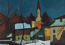 The Last Days – Martin Prinz / Kulturforum New York Gemaltes Landschaftsbild eines alpinen Dorfes am Fuß eines Bergmassivs. Mehrere Häuser mit hellen Fassaden und steilen Dächern liegen entlang eines Weges, der sich durch die Ortschaft zieht. Im Hintergrund erhebt sich ein bewaldeter Hang, darüber ragt ein felsiger Gipfel. Die Szene wirkt ruhig und ländlich, mit weichen Farben und einem leicht bewölkten Himmel, der das Bergpanorama in gedämpftes Licht taucht.