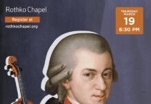 Rothko and Mozart: The Balance of Emotion and Form / Kulturforum New York Gemaltes Porträt eines jungen Mannes aus dem 18. Jahrhundert vor dunklem Hintergrund. Er ist im Dreiviertelprofil dargestellt und blickt über die Schulter direkt zur betrachtenden Person. Er trägt eine weiße Perücke mit seitlich eingerollten Locken sowie einen leuchtend roten, reich verzierten Rock mit goldenen Stickereien und einer weißen Spitzenkrawatte. Das Gesicht ist hell ausgeleuchtet und fein modelliert, mit ruhigem, ernstem Ausdruck. Der Hintergrund ist schwarz und lenkt die Aufmerksamkeit vollständig auf die Person.