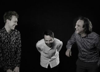 Dusha Connection Jazz Konzert / Kulturforum Ottawa Das Bild zeigt das Trio Dusha Connection in einer Schwarz-Weiß-Aufnahme. Die Musiker Esad Halilovic (rechts) und Urs Hager (links) lachen sich gegenseitig an, während Clemens Rofner (mitte) vornübergebeugt verschmitzt in die Kamera lächelt.