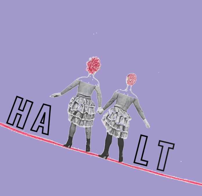 Bild: voixAUT Das Bild zeigt zwei Menschen, die auf einem Seil stehen und sich gegenseitig „Halt“ geben.