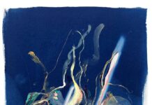 Ausstellung / Kulturforum Zagreb Das Bild zeigt ein abstraktes Gemälde mit tiefblauem Hintergrund und hellen, geschwungenen Formen und Linien in Weiß, Gelb, Grün und Rosa in der Mitte.