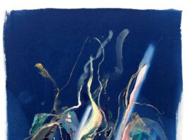 Ausstellung / Kulturforum Zagreb Das Bild zeigt ein abstraktes Gemälde mit tiefblauem Hintergrund und hellen, geschwungenen Formen und Linien in Weiß, Gelb, Grün und Rosa in der Mitte.