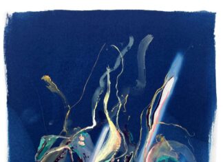 Ausstellung / Kulturforum Zagreb Das Bild zeigt ein abstraktes Gemälde mit tiefblauem Hintergrund und hellen, geschwungenen Formen und Linien in Weiß, Gelb, Grün und Rosa in der Mitte.