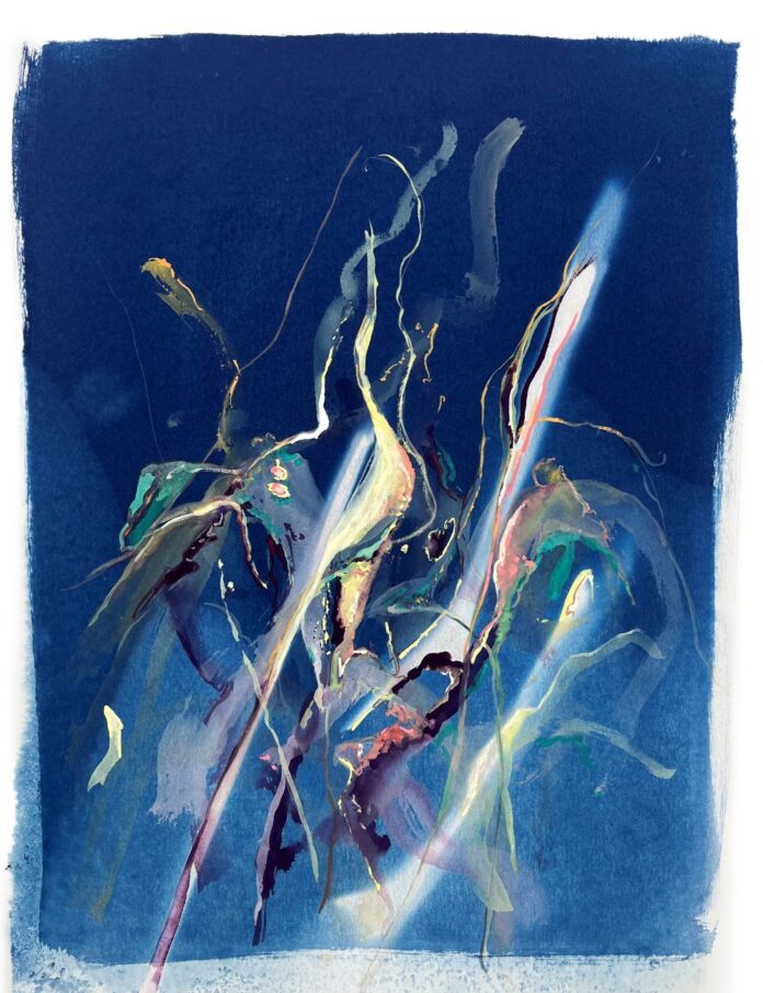 Bild: Eva-Maria Raab Das Bild zeigt ein abstraktes Gemälde mit tiefblauem Hintergrund und hellen, geschwungenen Formen und Linien in Weiß, Gelb, Grün und Rosa in der Mitte.