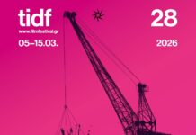 28. Internationales Dokumentarfilmfestival Thessaloniki (TIDF) / Botschaft Athen Das Bild zeigt das Logo des Internationale Dokumentarfilmfestival Thessaloniki: Ein Hafenkran, der einen Baum mitsamt der Wurzeln und eine angedeutete Person auf pinkem Hintergrund hochhebt.