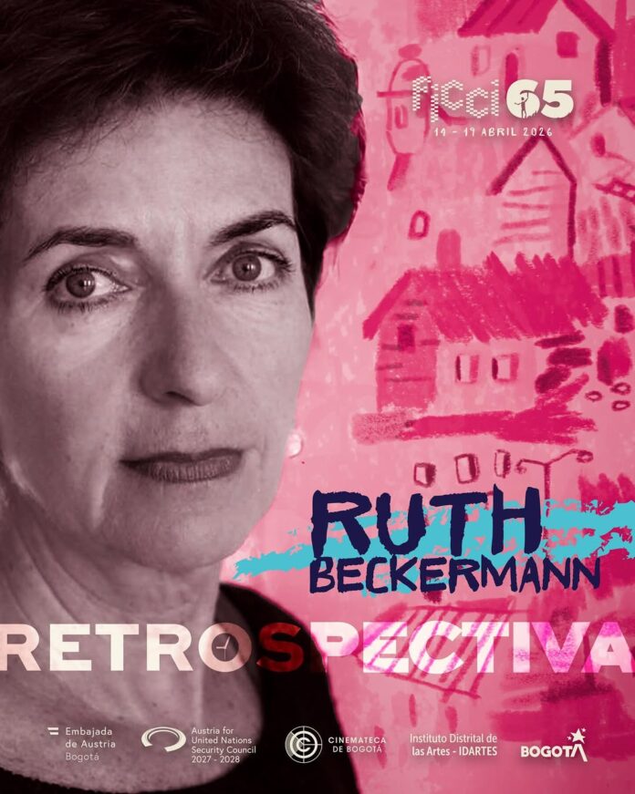 Das Bild zeigt ein Schwarz-Weiß Porträt der Filmemacherin Ruth Beckermann vor einem pinken, grafischen Hintergrund. Hervorgehoben wird die Retrospektive ihrer Filme im Rahmen des Festival Internacional de Cine de Cartagena de Indias sowie in der Cinemateca de Bogotá