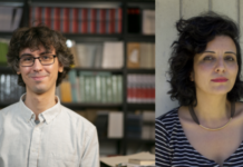 Seda Tunç & Mathias Müller / Botschaft Oslo Das Bild ist zweigeteilt und zeigt zwei Porträtaufnahmen nebeneinander. Links ist ein junger Mann mit lockigem, dunkelbraunem Haar zu sehen. Er trägt eine dunkle Brille und ein helles, zugeknöpftes Hemd. Er lächelt leicht und blickt direkt in die Kamera. Im Hintergrund befinden sich unscharf Bücherregale mit unterschiedlich farbigen Buchrücken, was auf eine Bibliothek oder ein Arbeitszimmer hindeutet. Rechts ist eine Frau mit mittellanger, dunkler, lockiger Haarstruktur zu sehen. Sie trägt ein dunkel gestreiftes Oberteil und eine schlichte Halskette. Ihr Gesichtsausdruck ist ruhig und ernst, sie blickt ebenfalls direkt in die Kamera. Der Hintergrund besteht aus einer hellen Wand oder Betonfläche und wirkt neutral und schlicht. Beide Personen sind als Brustporträts aufgenommen, mit weichem Licht und klarer Fokussierung auf die Gesichter.