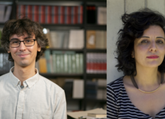 Seda Tunç & Mathias Müller / Botschaft Oslo Das Bild ist zweigeteilt und zeigt zwei Porträtaufnahmen nebeneinander. Links ist ein junger Mann mit lockigem, dunkelbraunem Haar zu sehen. Er trägt eine dunkle Brille und ein helles, zugeknöpftes Hemd. Er lächelt leicht und blickt direkt in die Kamera. Im Hintergrund befinden sich unscharf Bücherregale mit unterschiedlich farbigen Buchrücken, was auf eine Bibliothek oder ein Arbeitszimmer hindeutet. Rechts ist eine Frau mit mittellanger, dunkler, lockiger Haarstruktur zu sehen. Sie trägt ein dunkel gestreiftes Oberteil und eine schlichte Halskette. Ihr Gesichtsausdruck ist ruhig und ernst, sie blickt ebenfalls direkt in die Kamera. Der Hintergrund besteht aus einer hellen Wand oder Betonfläche und wirkt neutral und schlicht. Beide Personen sind als Brustporträts aufgenommen, mit weichem Licht und klarer Fokussierung auf die Gesichter.