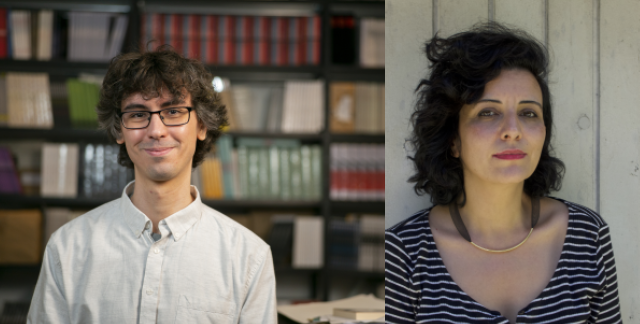 Das Bild ist zweigeteilt und zeigt zwei Porträtaufnahmen nebeneinander. Links ist ein junger Mann mit lockigem, dunkelbraunem Haar zu sehen. Er trägt eine dunkle Brille und ein helles, zugeknöpftes Hemd. Er lächelt leicht und blickt direkt in die Kamera. Im Hintergrund befinden sich unscharf Bücherregale mit unterschiedlich farbigen Buchrücken, was auf eine Bibliothek oder ein Arbeitszimmer hindeutet. Rechts ist eine Frau mit mittellanger, dunkler, lockiger Haarstruktur zu sehen. Sie trägt ein dunkel gestreiftes Oberteil und eine schlichte Halskette. Ihr Gesichtsausdruck ist ruhig und ernst, sie blickt ebenfalls direkt in die Kamera. Der Hintergrund besteht aus einer hellen Wand oder Betonfläche und wirkt neutral und schlicht. Beide Personen sind als Brustporträts aufgenommen, mit weichem Licht und klarer Fokussierung auf die Gesichter.