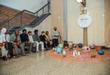 Artists-in-Residence / Kapstadt Das Bild zeigt eine Gruppe Menschen um Kunstgegenstände versammelt