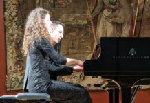 Schubert und vieles mehr mit dem „Piano Duo Gugg“ / Generalkonsulat München Das Bild zeigt Johannes und Tereza Gugg-Kalabova gemeinsam spielend am Klavier.