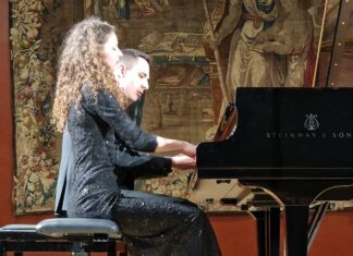 Schubert und vieles mehr mit dem „Piano Duo Gugg“ / Generalkonsulat München Das Bild zeigt Johannes und Tereza Gugg-Kalabova gemeinsam spielend am Klavier.