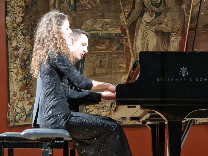 Das Bild zeigt Johannes und Tereza Gugg-Kalabova gemeinsam spielend am Klavier.