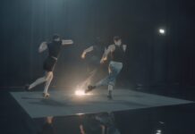 Tanzfestival Belgrad / Kulturforum Belgrad Das Bild zeigt drei Tänzer:innen auf der Bühne in Bewegung