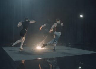 Tanzfestival Belgrad / Kulturforum Belgrad Das Bild zeigt drei Tänzer:innen auf der Bühne in Bewegung