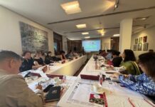 EUNIC –Aktivitäten in Indien / Kulturforum New Delhi Das Bild zeigt die Mitglieder von EUNIC New Delhi Cluster an einem langen Konferenztisch sitzend