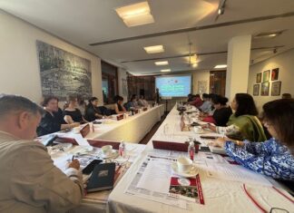 EUNIC –Aktivitäten in Indien / Kulturforum New Delhi Das Bild zeigt die Mitglieder von EUNIC New Delhi Cluster an einem langen Konferenztisch sitzend