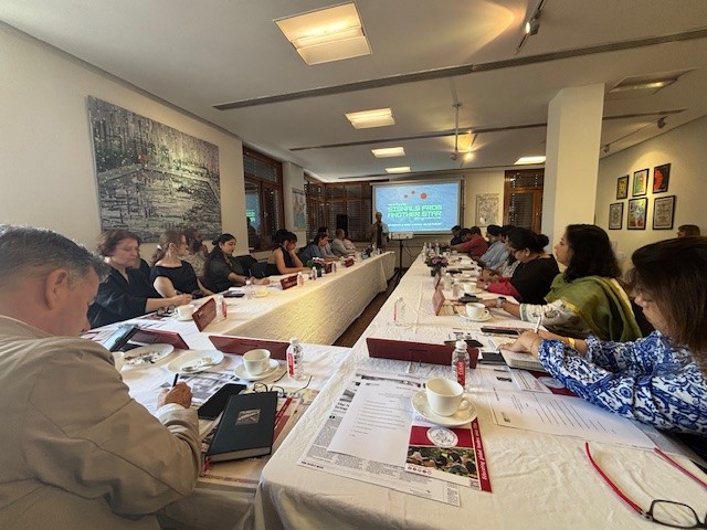 Das Bild zeigt die Mitglieder von EUNIC New Delhi Cluster an einem langen Konferenztisch sitzend