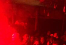 Andi Stecher in Äthiopien / Botschaft Addis Abeba Das Bild zeigt Herrn Stecher bei seinem Konzert bei Unity in Beats.