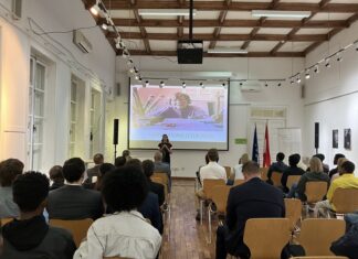 Filmportrait zu Maria Lassnig / Botschaft Addis Abeba Das Bild zeigt die Filmvorführung.