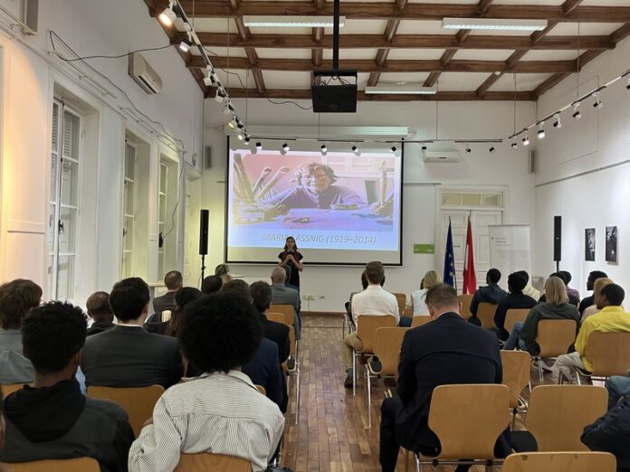 Das Bild zeigt die Filmvorführung.