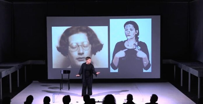 © Michael Klimt Im Bild sieht man die Uraufführung von „Connection“ am Wiener Schauspielhaus am 11. November 2024. Das Stück ist einer der belarussischen Oppositonsführerinnen gewidmet.