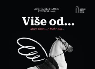 Österreichisches Filmfestival / Kulturforum Belgrad Das Bild zeigt das Plakat für das österreichische Filmfestival 2026 in Serbien. Neben dem Titel „Vise od …/Mehr als…/More than…“ und den Daten sowie den Logos der Partner und Sponsoren ein weißes Lipizzaner-Pferd auf schwarzem Hintergrund mit weiß dazu gemalten Flügeln.