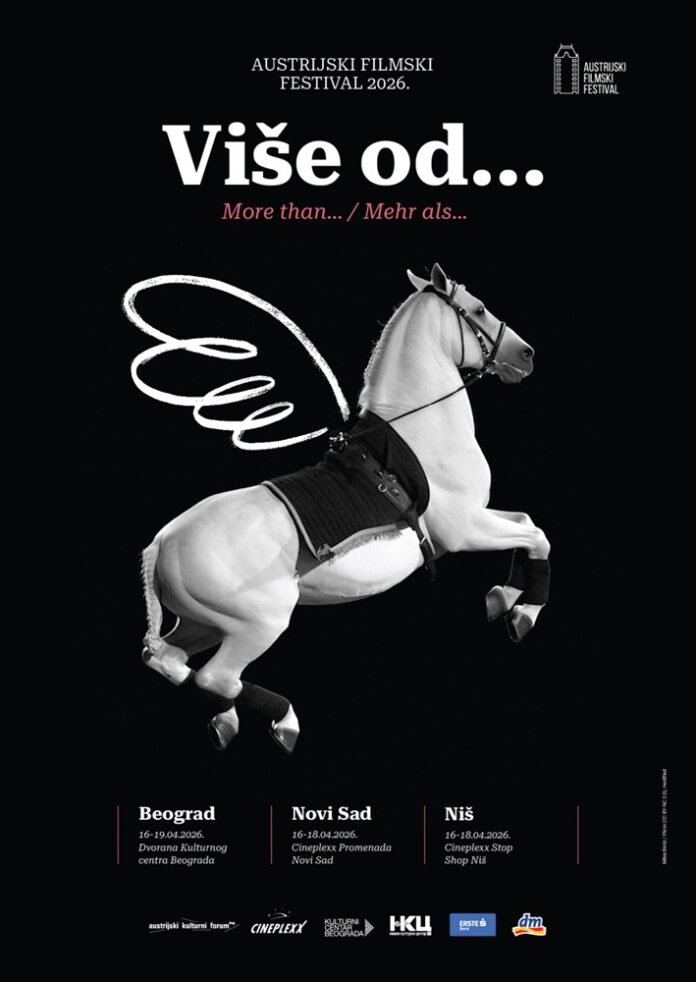 Das Bild zeigt das Plakat für das österreichische Filmfestival 2026 in Serbien. Neben dem Titel „Vise od …/Mehr als…/More than…“ und den Daten sowie den Logos der Partner und Sponsoren ein weißes Lipizzaner-Pferd auf schwarzem Hintergrund mit weiß dazu gemalten Flügeln.