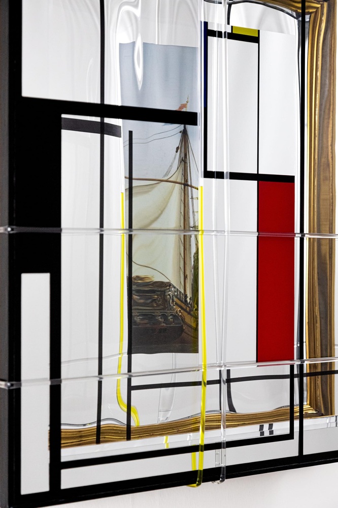 Das Bild zeigt ein transparentes, geometrisches Raster aus schwarzen Linien. Dahinter ist teilweise ein Segelschiff mit Mast und Segeln zu erkennen. Gelbe und rote Elemente setzen farbliche Akzente. Die Darstellung wirkt leicht verzerrt und durchscheinend.