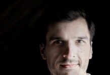 Christoph Urbanetz / Kulturforum Mexiko Das Bild zeigt den Musiker Christoph Urbanetz mit seiner Gambe vor einem schwarzen Hintergrund.