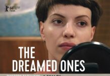 Die Geträumten / Kulturforum New York Filmplakat zu The Dreamed Ones: Eine Frau mit kurzem dunklem Haar spricht in ein Mikrofon und blickt konzentriert zur Seite, während ein Mann im Vordergrund auf dem Rücken liegt und nach oben schaut. Der Titel „The Dreamed Ones“ ist groß über die Bildmitte gesetzt. Darunter wird auf die Dichter Ingeborg Bachmann und Paul Celan sowie auf Regisseurin Ruth Beckermann hingewiesen.