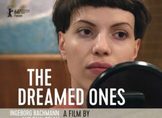 Die Geträumten / Kulturforum New York Filmplakat zu The Dreamed Ones: Eine Frau mit kurzem dunklem Haar spricht in ein Mikrofon und blickt konzentriert zur Seite, während ein Mann im Vordergrund auf dem Rücken liegt und nach oben schaut. Der Titel „The Dreamed Ones“ ist groß über die Bildmitte gesetzt. Darunter wird auf die Dichter Ingeborg Bachmann und Paul Celan sowie auf Regisseurin Ruth Beckermann hingewiesen.