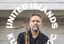 United Islands / Kulturforum Prag Das Bild zeigt den Musiker Ulrich Drechsler mit dem Saxofon, über sein Foto ist die weiße Inschrift „United Islands Klubová noc, Ulrich Drechsler & Azure Trio, 29.4. 19:30, Chodovská tvrz“ zu sehen