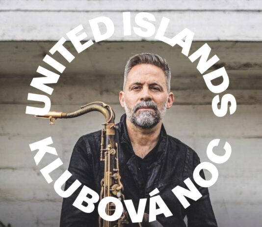 United Islands / Kulturforum Prag Das Bild zeigt den Musiker Ulrich Drechsler mit dem Saxofon, über sein Foto ist die weiße Inschrift „United Islands Klubová noc, Ulrich Drechsler & Azure Trio, 29.4. 19:30, Chodovská tvrz“ zu sehen